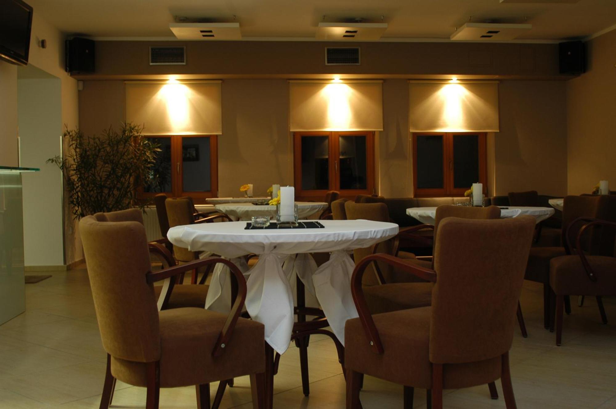 Penzion a CaféRestaurant U lávky Chrudim Exteriér fotografie