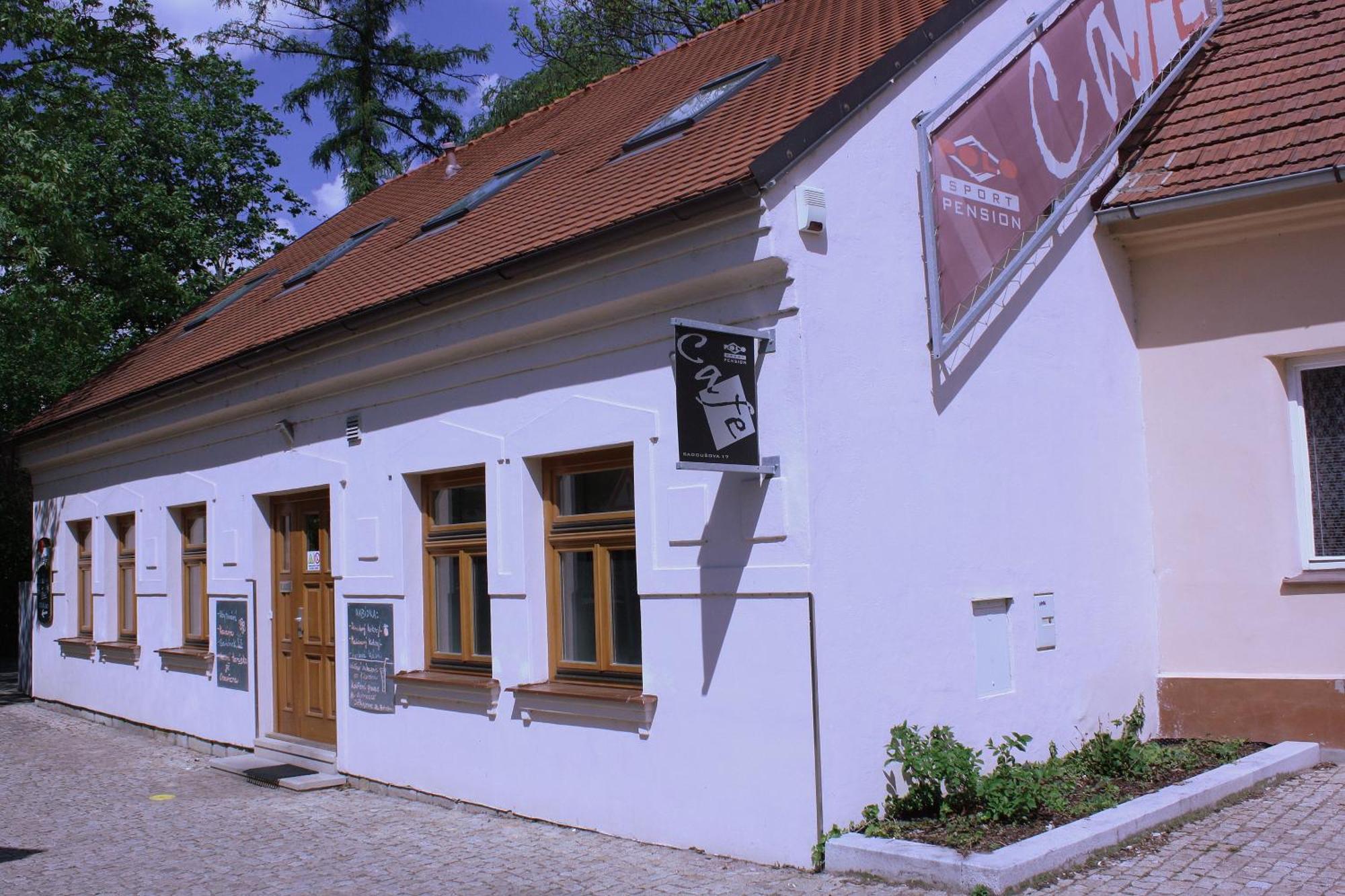 Penzion a CaféRestaurant U lávky Chrudim Exteriér fotografie