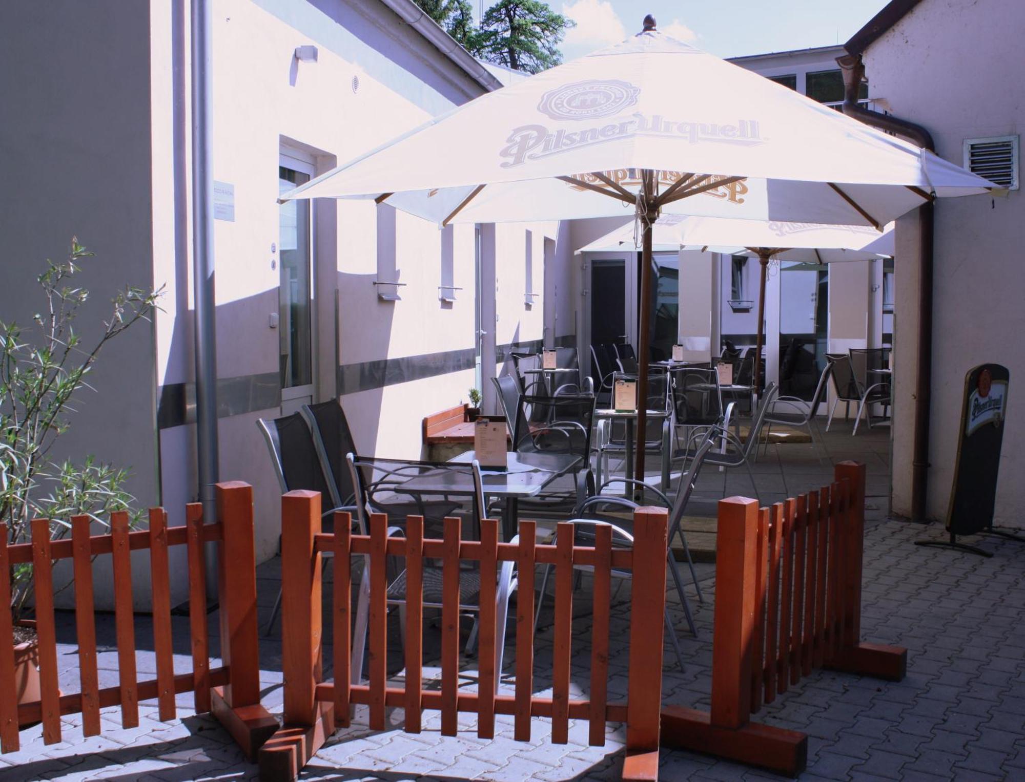Penzion a CaféRestaurant U lávky Chrudim Exteriér fotografie